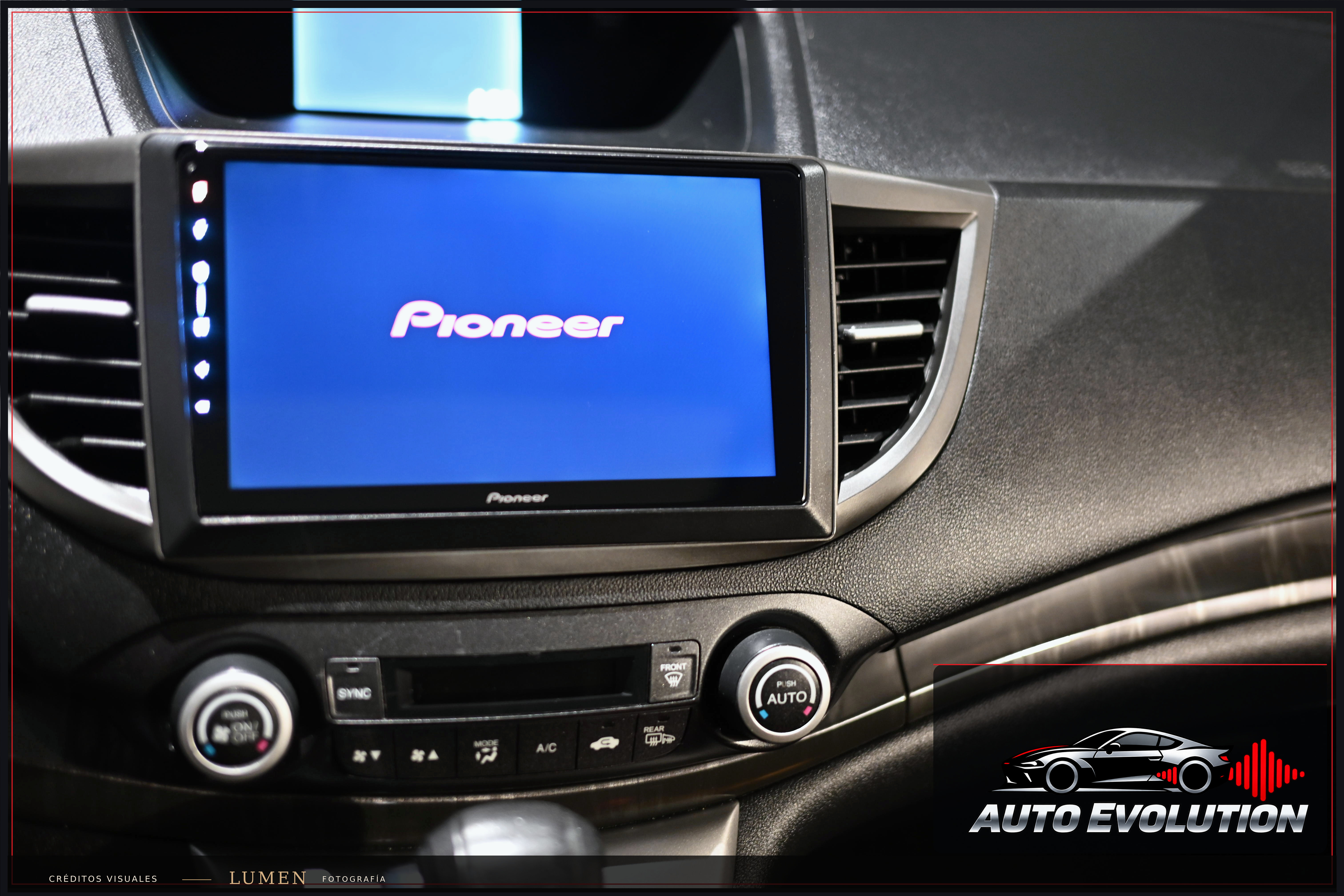 Fotografía comercial realizada para Auto Evolution, con edición y créditos de LUMEN.